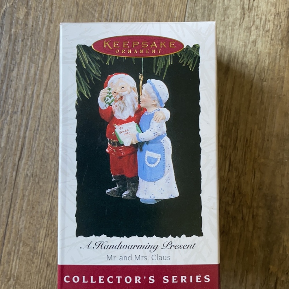Hallmark ornament- 1994 “ A hand warming present” - Picture 5 of 6